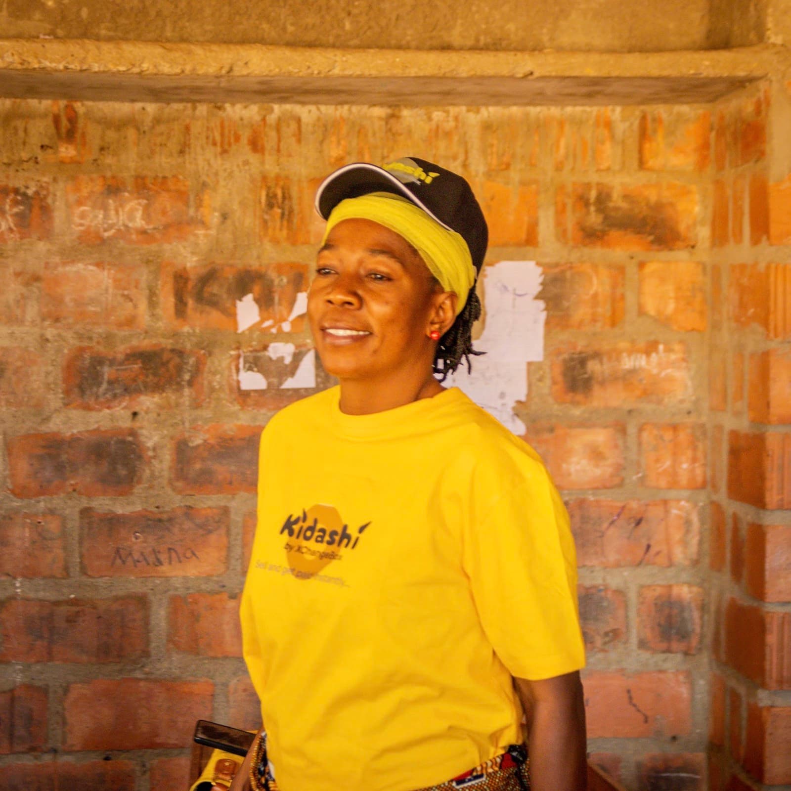 A woman field agent addressing a literacy session