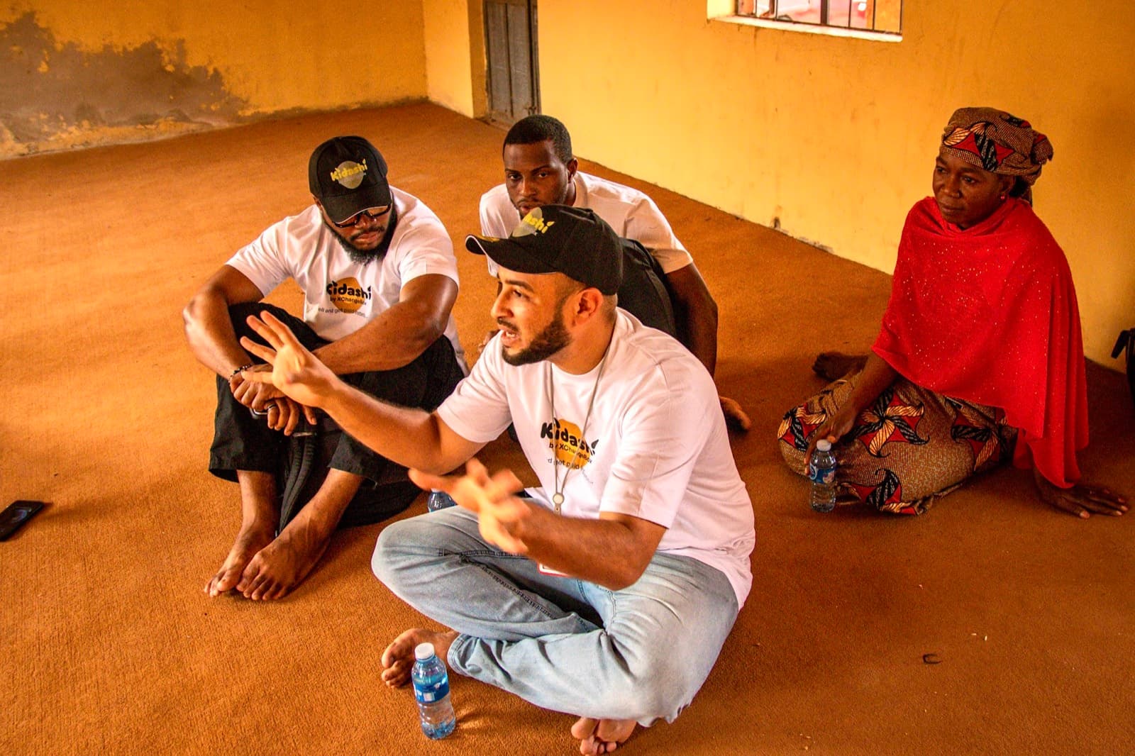 A Kidashi agent explaining the circle model to participants